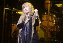 Stevie Nicks Struggles Physically Onstage