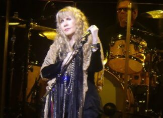 Stevie Nicks Struggles Physically Onstage