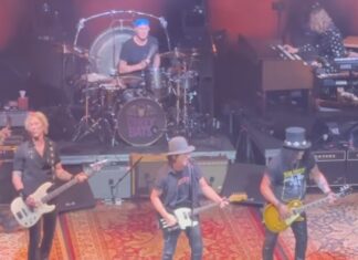 Eddie Vedder & Slash’s Supergroup Performance Is Epic