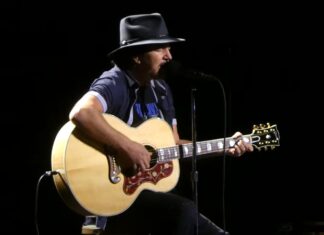 SNL Star Warned Eddie Vedder To Quit Smoking